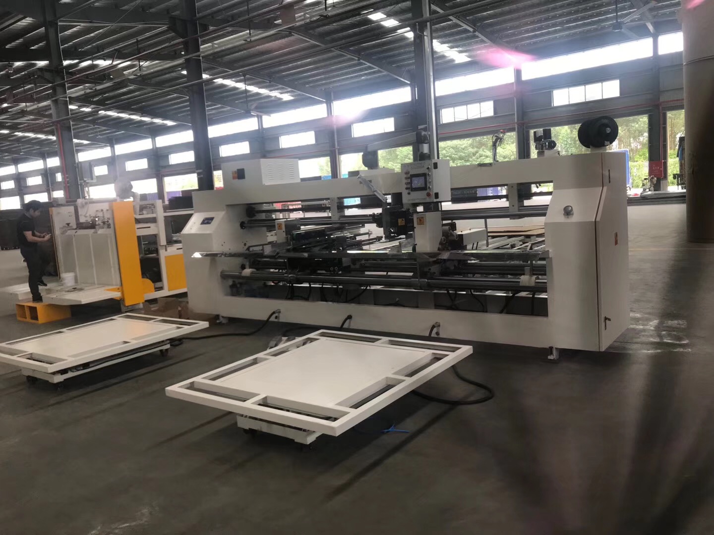 標題:高效精準,賦能包裝——雙片式釘箱機